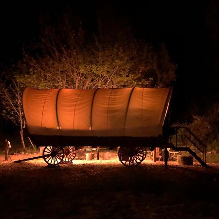 Cozy Wild West Covered Wagon Next To River Grants Pass Ngoại thất bức ảnh