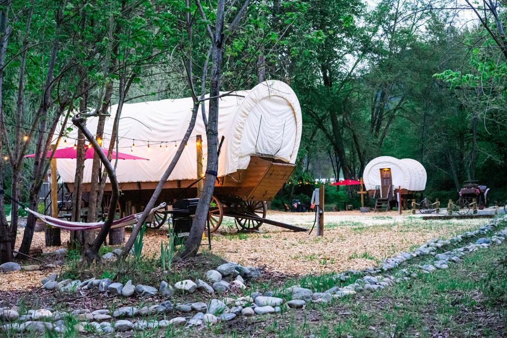 Cozy Wild West Covered Wagon Next To River Grants Pass Ngoại thất bức ảnh