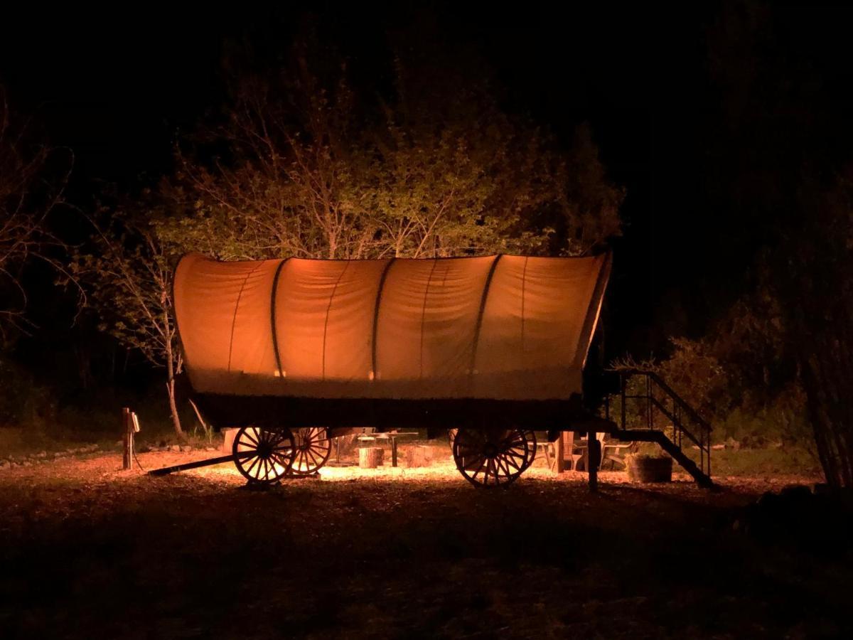 Cozy Wild West Covered Wagon Next To River Grants Pass Ngoại thất bức ảnh