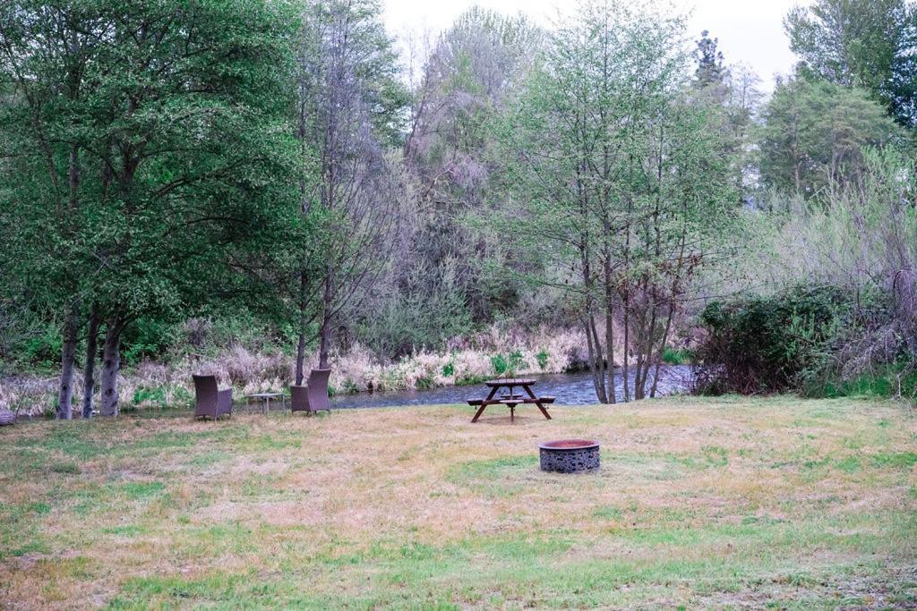 Cozy Wild West Covered Wagon Next To River Grants Pass Ngoại thất bức ảnh