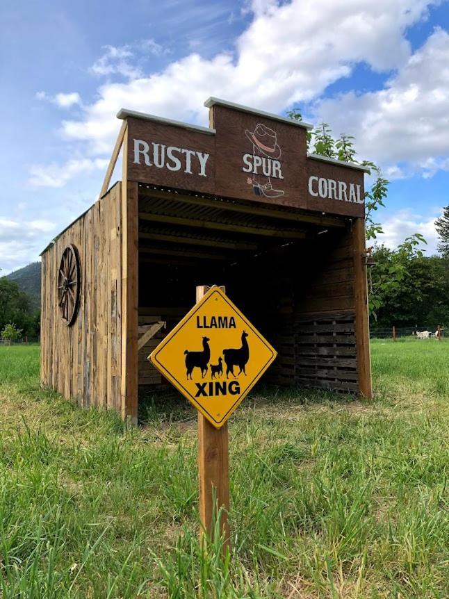 Cozy Wild West Covered Wagon Next To River Grants Pass Ngoại thất bức ảnh