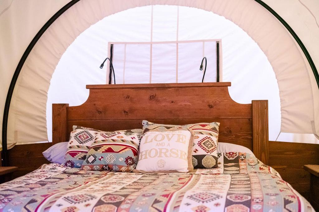 Cozy Wild West Covered Wagon Next To River Grants Pass Ngoại thất bức ảnh